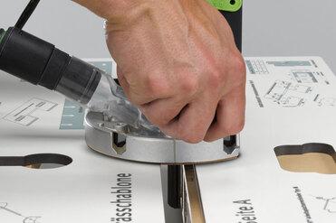 Oberfräsarbeiten an zwei Holzelementen mit Abstufung