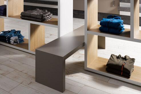 Detailaufnahme eines offenen Regalsystems für Ladenbau Detailaufnahme eines offenen Regalsystems für Ladenbau mit heller und dunkler Oberfläche